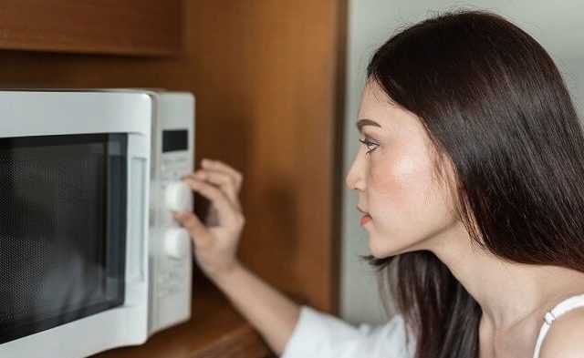 https://www.solis.sg/wp-content/uploads/2022/12/Do-Handphones-And-Microwaves-Cause-Breast-Cancer_-640x393.jpg
